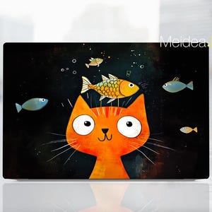 Könnte beinhalten: Eine digitale Illustration einer orangefarbenen Katze mit einem Fisch auf dem Kopf. Die Katze ist von einem dunkelblauen Hintergrund mit weißen Sternen und blauen Fischen umgeben. Der Text "Meicdea Han" befindet sich in der oberen rechten Ecke des Bildes.