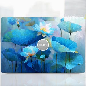 Könnte beinhalten: Eine Laptop-Hülle mit einem Aquarellgemälde von blauen Lotusblumen und Seerosenblättern. Das Design enthält ein Dell-Logo in der Mitte. Der Hintergrund ist eine weiche Mischung aus Blau- und Grüntönen, mit dem Text "Moidea Han" oben rechts.