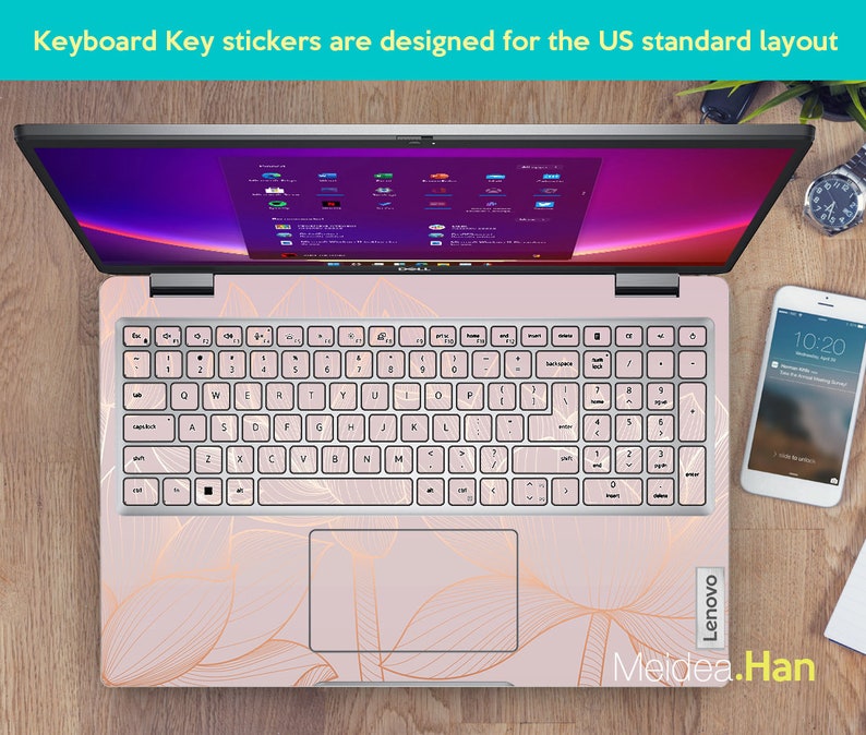 Puede incluir: Un port&aacute;til con un dise&ntilde;o floral rosa y pegatinas de teclas de teclado blancas. El texto "Keyboard Key stickers are designed for the US standard layout" est&aacute; en la parte superior. Tambi&eacute;n se ven un smartphone y un reloj.