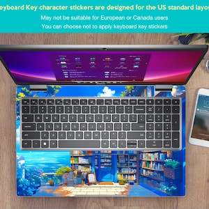 Puede incluir: Un ordenador port&aacute;til con una pegatina de teclado que presenta una ilustraci&oacute;n colorida de una librer&iacute;a con una puerta azul y estanter&iacute;as llenas de libros. La pegatina est&aacute; dise&ntilde;ada para dise&ntilde;os de teclado est&aacute;ndar de EE. UU.