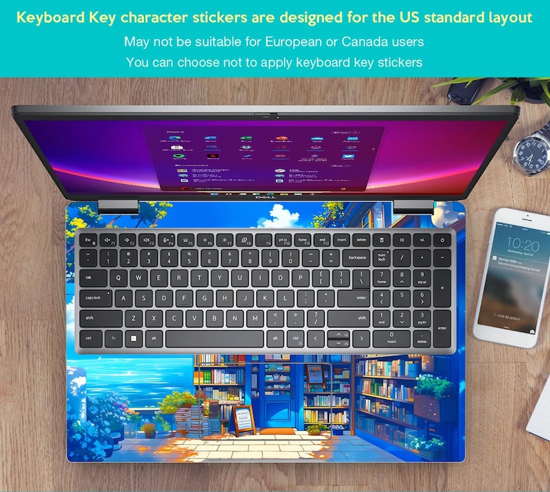 Puede incluir: Un ordenador port&aacute;til con una pegatina de teclado que presenta una ilustraci&oacute;n colorida de una librer&iacute;a con una puerta azul y estanter&iacute;as llenas de libros. La pegatina est&aacute; dise&ntilde;ada para dise&ntilde;os de teclado est&aacute;ndar de EE. UU.