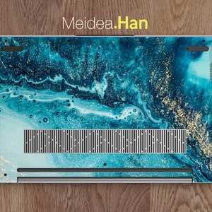 Op de afbeelding: Een laptop met een teal en gouden marmerpatroon. De laptop heeft een zilveren afwerking en een zwarte ventilatieopening aan de onderkant.