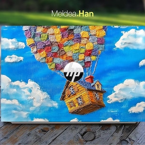Könnte beinhalten: Eine Laptop-Haut mit einem farbenfrohen, gemalten Design eines Hauses, das mit einem Bündel Ballons am Himmel fliegt. Das Haus ist gelb mit braunen Verzierungen und Fenstern. Die Ballons bestehen aus bunten Quadraten und sind mit Schnüren am Haus befestigt. Der Himmel ist blau mit weißen Wolken. Das HP-Logo ist auf dem Haus sichtbar.