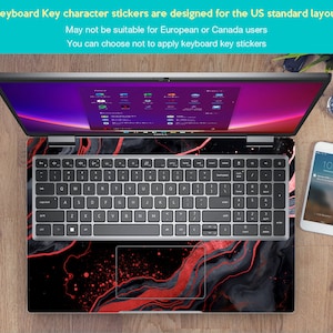 K&ouml;nnte beinhalten: Laptop mit einer schwarzen, roten und grauen Marmor-Design-Haut. Die Tastatur hat ein US-Standard-Layout. Der Bildschirm zeigt eine farbenfrohe Oberfl&auml;che. Der Text oben lautet: "Keyboard Key character stickers are designed for the US standard layout."