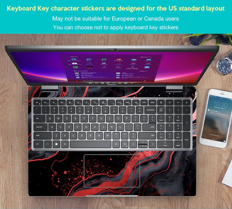 K&ouml;nnte beinhalten: Laptop mit einer schwarzen, roten und grauen Marmor-Design-Haut. Die Tastatur hat ein US-Standard-Layout. Der Bildschirm zeigt eine farbenfrohe Oberfl&auml;che. Der Text oben lautet: "Keyboard Key character stickers are designed for the US standard layout."