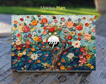 Può includere: Una skin per laptop con un design a mosaico colorato che presenta un albero con fiori in tonalità di rosa, rosso, giallo e blu. Il design ricorda una vetrata. La skin per laptop ha il logo HP al centro.