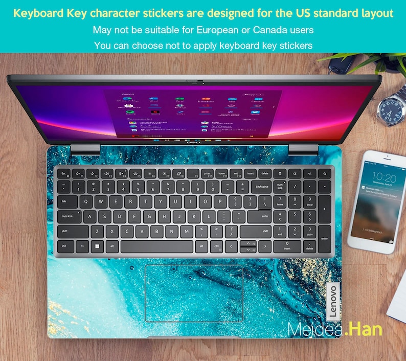 Op de afbeelding: Een laptop met een blauw en gouden marmerontwerp op de deksel. Het toetsenbord heeft een Amerikaanse standaardindeling en de tekst "Keyboard Key character stickers are designed for the US standard layout May not be suitable for European or Canada users You can choose not to apply keyboard key stickers" wordt boven het toetsenbord weergegeven.