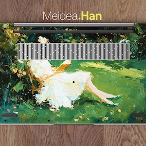 Puede incluir: Funda para port&aacute;til con una pintura impresionista de una persona con un vestido blanco reclinada sobre hierba verde. La obra de arte tiene un estilo texturizado, con pinceladas y el texto "Meidea.Han" en la parte superior.