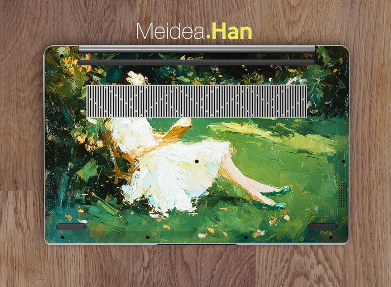 Puede incluir: Funda para port&aacute;til con una pintura impresionista de una persona con un vestido blanco reclinada sobre hierba verde. La obra de arte tiene un estilo texturizado, con pinceladas y el texto "Meidea.Han" en la parte superior.