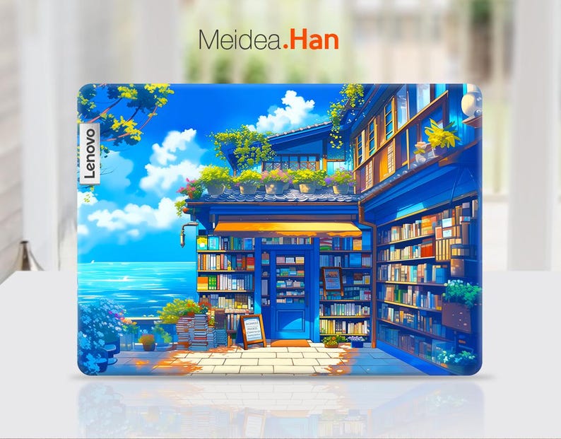 Puede incluir: Una piel ilustrada para port&aacute;til azul y amarilla que representa una librer&iacute;a con estantes llenos de libros, una puerta azul y una vista del oc&eacute;ano. El texto "Lenovo" est&aacute; en el lado izquierdo de la imagen.