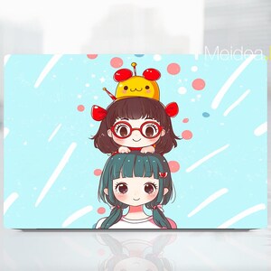 Può includere: Una skin per laptop con motivo blu e bianco con un'illustrazione di due ragazze in stile cartone animato. La ragazza in alto indossa una corona gialla e la ragazza in basso indossa un vestito blu. Il testo "Meidea Han" è visibile nell'angolo in alto a destra.