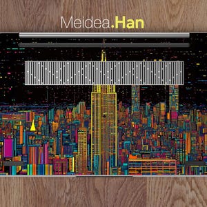 Pode incluir: Uma pele para laptop com um design de cidade colorida sobre um fundo preto e um edif&iacute;cio amarelo alto no centro. O design apresenta uma variedade de cores, incluindo vermelho, laranja, amarelo, verde, azul e roxo. O texto "Meidea.Han" est&aacute; impresso em amarelo na parte superior da pele.