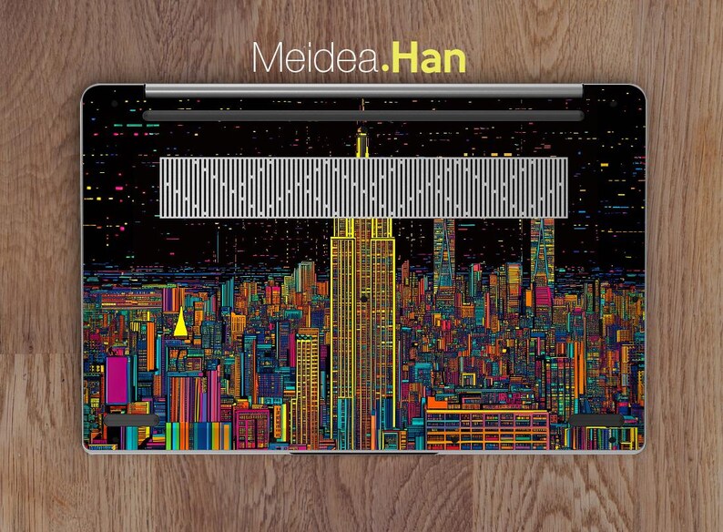 Pode incluir: Uma pele para laptop com um design de cidade colorida sobre um fundo preto e um edif&iacute;cio amarelo alto no centro. O design apresenta uma variedade de cores, incluindo vermelho, laranja, amarelo, verde, azul e roxo. O texto "Meidea.Han" est&aacute; impresso em amarelo na parte superior da pele.