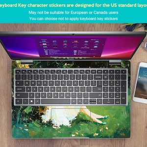 Puede incluir: Un port&aacute;til con una cubierta de teclado y un dise&ntilde;o colorido. La pantalla muestra una interfaz morada y negra. Un smartphone y un reloj son visibles en la superficie de madera. El texto en la pantalla dice "10:20". La cubierta del teclado est&aacute; dise&ntilde;ada para el dise&ntilde;o estadounidense.