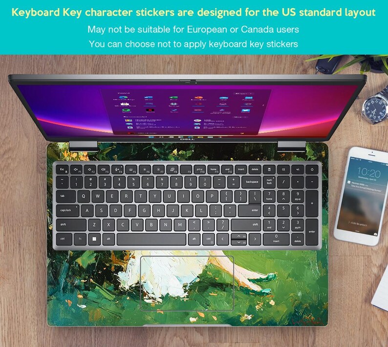 Puede incluir: Un port&aacute;til con una cubierta de teclado y un dise&ntilde;o colorido. La pantalla muestra una interfaz morada y negra. Un smartphone y un reloj son visibles en la superficie de madera. El texto en la pantalla dice "10:20". La cubierta del teclado est&aacute; dise&ntilde;ada para el dise&ntilde;o estadounidense.