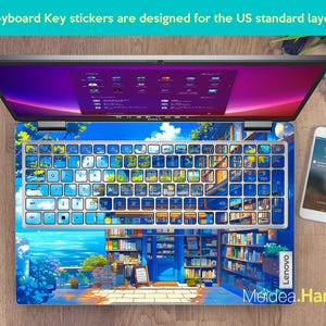 Puede incluir: Pegatinas para teclado con un dise&ntilde;o colorido que presenta un cielo azul, un edificio con estanter&iacute;as de libros y una puerta azul. Las pegatinas est&aacute;n dise&ntilde;adas para un teclado est&aacute;ndar de EE. UU. El texto "Lenovo" y "Meidea.Han" es visible en las pegatinas.