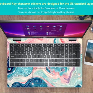Op de afbeelding: Een laptop met een toetsenbord en een kleurrijk abstract ontwerp op de boven- en onderkant van de laptop. Het ontwerp is een draaiend patroon van roze, blauw en wit.