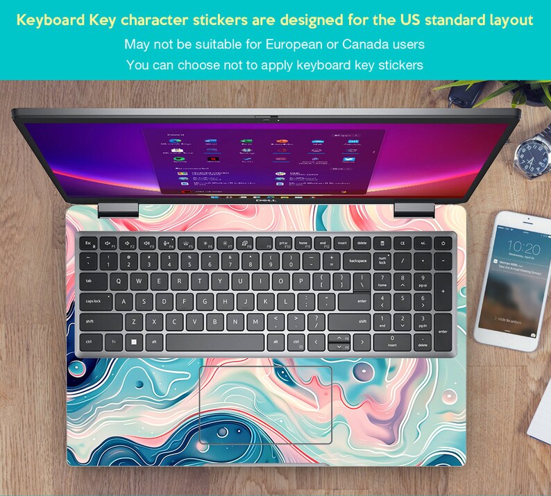 Op de afbeelding: Een laptop met een toetsenbord en een kleurrijk abstract ontwerp op de boven- en onderkant van de laptop. Het ontwerp is een draaiend patroon van roze, blauw en wit.