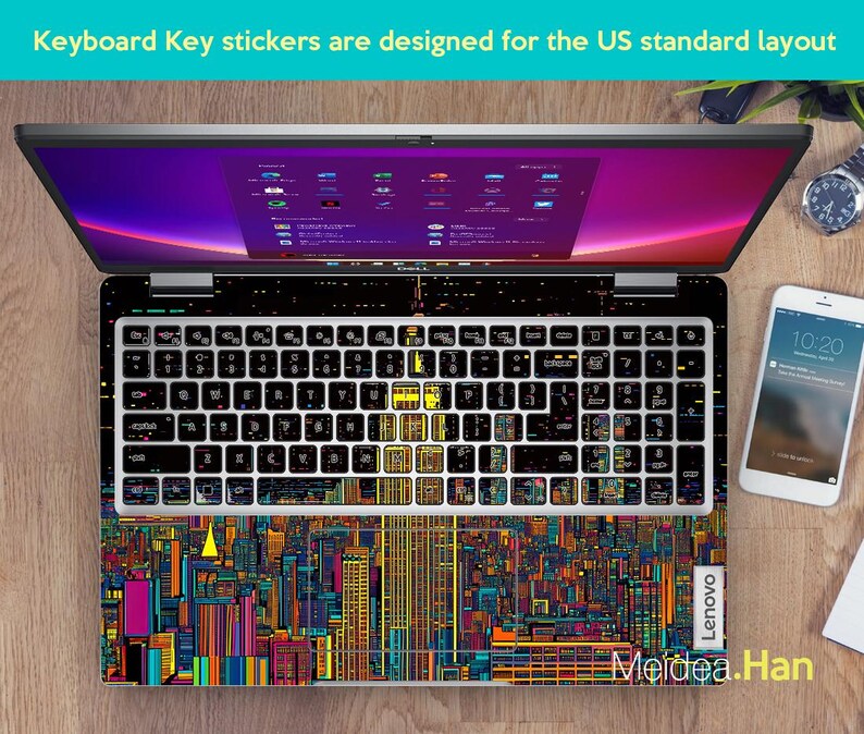 Pode incluir: Um teclado de laptop com adesivos coloridos de um horizonte urbano. Os adesivos s&atilde;o projetados para um teclado padr&atilde;o americano. O texto "Lenovo" e "Meldea.Han" s&atilde;o vis&iacute;veis no laptop.