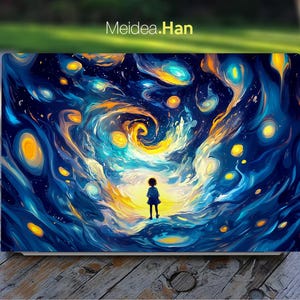 Könnte beinhalten: Eine Laptop-Haut mit einem wirbelnden blauen, gelben und weißen abstrakten Design, das an einen Sternenhimmel erinnert. Eine kleine Figur steht in der Mitte des Designs.