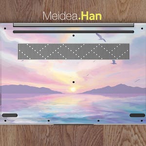 Pu&ograve; includere: Una skin per laptop con un tramonto pastello su uno specchio d'acqua con uccelli in volo. La skin ha un logo Meidea.Han.