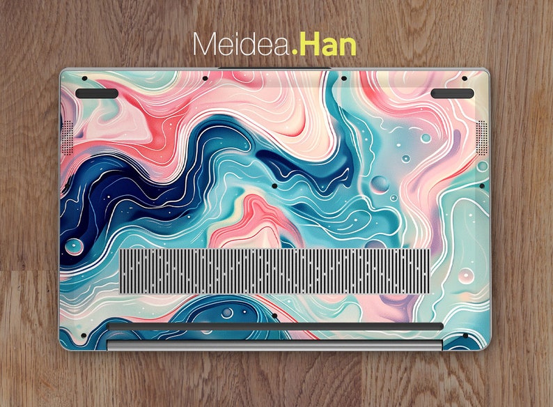 Op de afbeelding: Een laptop met een kleurrijk abstract ontwerp op de achterkant. Het ontwerp bevat swirls van blauw, roze en wit, met een vleugje geel. De laptop heeft een zilveren afwerking en een zwart luidsprekerrooster.