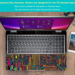 Pode incluir: Um computador port&aacute;til com um adesivo de teclado com design de cidade colorida. O laptop est&aacute; aberto e a tela mostra um fundo roxo e rosa com v&aacute;rias janelas. O texto na tela est&aacute; desfocado. O teclado &eacute; prateado e tem um layout padr&atilde;o americano. O texto no adesivo do teclado diz "Keyboard Key character stickers are designed for the US standard layout. May not be suitable for European or Canada users. You can choose not to apply keyboard key stickers."