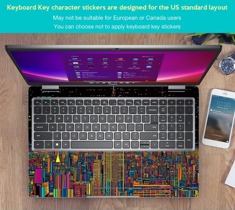 Pode incluir: Um computador port&aacute;til com um adesivo de teclado com design de cidade colorida. O laptop est&aacute; aberto e a tela mostra um fundo roxo e rosa com v&aacute;rias janelas. O texto na tela est&aacute; desfocado. O teclado &eacute; prateado e tem um layout padr&atilde;o americano. O texto no adesivo do teclado diz "Keyboard Key character stickers are designed for the US standard layout. May not be suitable for European or Canada users. You can choose not to apply keyboard key stickers."