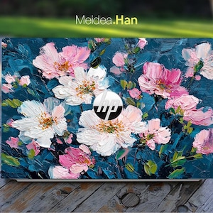 Puede incluir: Funda para portátil con diseño floral. Flores rosas y blancas sobre un fondo azul oscuro. El logotipo de HP está centrado. El texto "Meidea.Han" está en la esquina superior izquierda. El diseño tiene un aspecto texturizado y pintado.