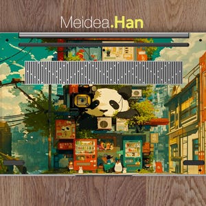 K&ouml;nnte beinhalten: Eine farbenfrohe Laptop-Haut mit einem Panda, der eine Kamera tr&auml;gt, einer Stadtlandschaft und dem Text "Meidea.Han".