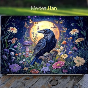 Könnte beinhalten: Eine Laptop-Hülle mit einer lebendigen Illustration eines schwarzen Raben, der auf einem Ast sitzt, vor dem Hintergrund eines Vollmonds, Schmetterlingen und bunten Blumen. Der Text "Meidea.Han" befindet sich in der oberen linken Ecke.