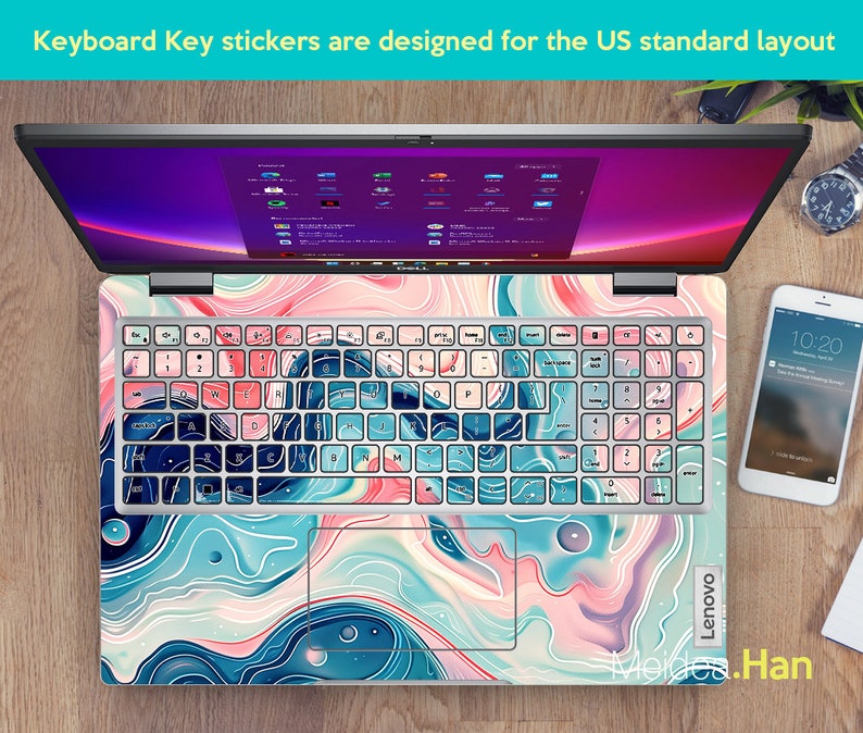 Op de afbeelding: Een laptoptoetsenbord met kleurrijke abstracte stickers. De stickers hebben een draaiend patroon in blauw, roze en wit. Het toetsenbord is gelabeld met "Lenovo".