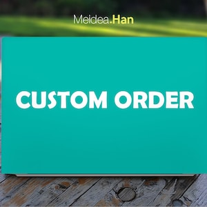 Könnte beinhalten: Ein türkisfarbener Laptop mit dem Text "CUSTOM ORDER" in weißen Buchstaben auf dem Bildschirm.