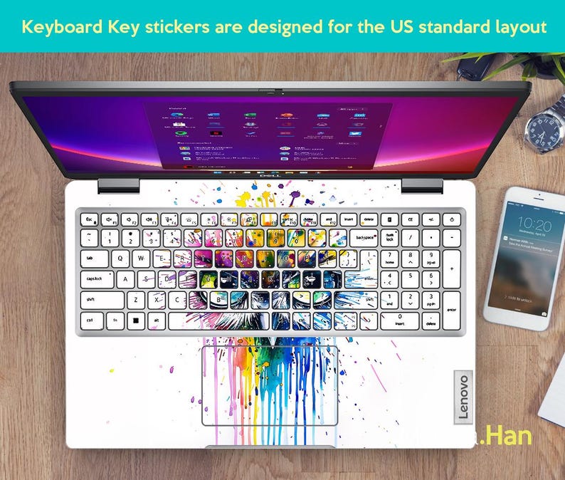 Pu&ograve; includere: Laptop con adesivi per tasti della tastiera progettati per il layout standard USA. Gli adesivi presentano arte astratta colorata. Il laptop &egrave; aperto, mostrando uno schermo con una sfumatura viola e rosa.