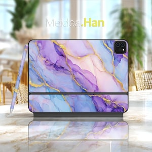 Puede incluir: Un estuche para tableta y un juego de lápiz óptico con un diseño de mármol púrpura, azul y dorado. La funda presenta un diseño de dos tonos con un marco negro y el texto "Meidea.Han" en amarillo.