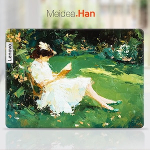 Puede incluir: Funda para port&aacute;til Lenovo con una pintura impresionista de una persona leyendo en un jard&iacute;n. La obra de arte utiliza una paleta de verdes, blancos y amarillos. La funda tiene el logotipo de Lenovo en el lateral.