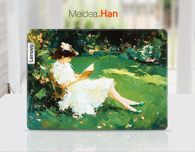 Puede incluir: Funda para port&aacute;til Lenovo con una pintura impresionista de una persona leyendo en un jard&iacute;n. La obra de arte utiliza una paleta de verdes, blancos y amarillos. La funda tiene el logotipo de Lenovo en el lateral.