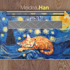 May include: A laptop skin with a painting of a sleeping orange cat on a blue and yellow starry night background. The skin has the text "Meidea.Han" printed on it.