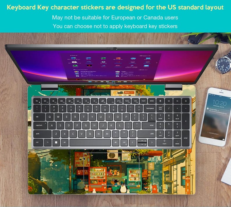 K&ouml;nnte beinhalten: Ein Laptop mit einer Tastatur und einem bunten Aufkleber auf der Unterseite. Der Aufkleber zeigt eine japanische Stadtlandschaft mit Geb&auml;uden, B&auml;umen und Verkaufsautomaten. Der Laptop-Bildschirm zeigt einen Desktop mit mehreren Symbolen.