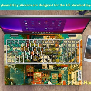 K&ouml;nnte beinhalten: Eine Laptop-Tastatur mit bunten Aufklebern, die eine Anime-Stadtlandschaft zeigen. Die Aufkleber sind f&uuml;r ein US-Standard-Tastaturlayout konzipiert. Der Laptop ist ge&ouml;ffnet und der Bildschirm zeigt einen rosa und violetten Hintergrund mit Symbolen.