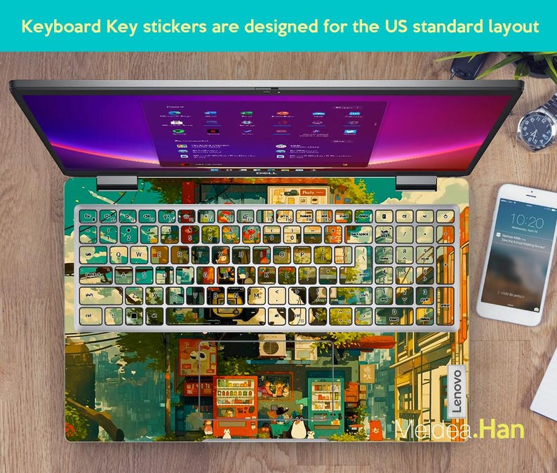 K&ouml;nnte beinhalten: Eine Laptop-Tastatur mit bunten Aufklebern, die eine Anime-Stadtlandschaft zeigen. Die Aufkleber sind f&uuml;r ein US-Standard-Tastaturlayout konzipiert. Der Laptop ist ge&ouml;ffnet und der Bildschirm zeigt einen rosa und violetten Hintergrund mit Symbolen.