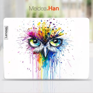 Pu&ograve; includere: Una custodia bianca per laptop Lenovo con un colorato design di gufo ad acquerello. Gli occhi del gufo sono blu e verdi, con un'esplosione di colori arcobaleno che si irradiano verso l'esterno. Il testo "Meidea.Han" &egrave; in alto.
