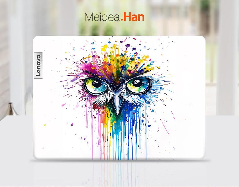 Pu&ograve; includere: Una custodia bianca per laptop Lenovo con un colorato design di gufo ad acquerello. Gli occhi del gufo sono blu e verdi, con un'esplosione di colori arcobaleno che si irradiano verso l'esterno. Il testo "Meidea.Han" &egrave; in alto.