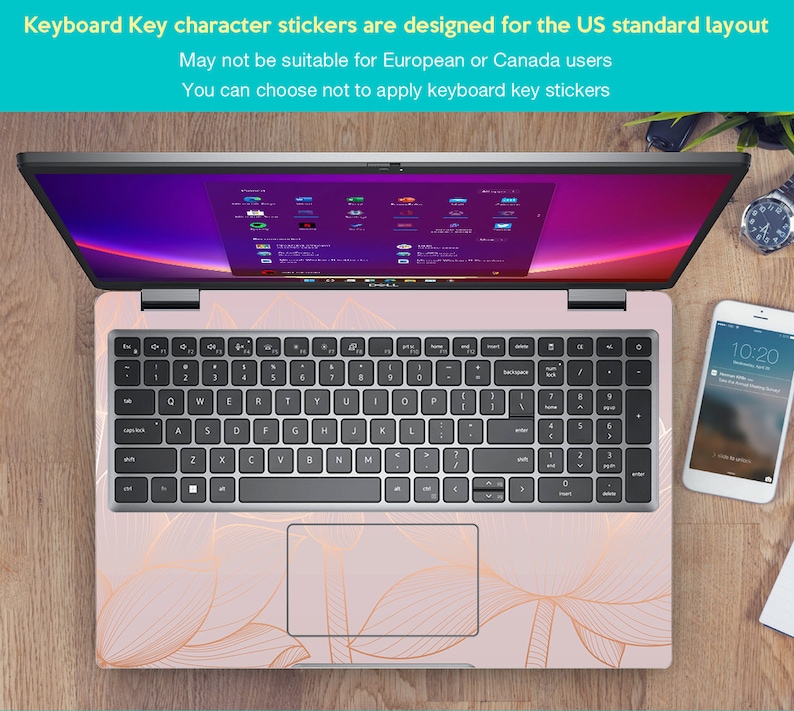Puede incluir: Un port&aacute;til con un dise&ntilde;o floral rosa en el teclado y el &aacute;rea circundante. El teclado tiene pegatinas de caracteres de teclas dise&ntilde;adas para el dise&ntilde;o est&aacute;ndar de EE. UU. Tambi&eacute;n se ven un tel&eacute;fono inteligente y un reloj.