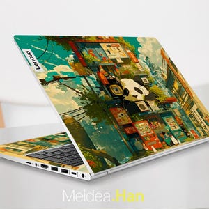 K&ouml;nnte beinhalten: Ein Laptop mit einem farbenfrohen, illustrierten Design, das einen Pandab&auml;ren und eine Stadtlandschaft zeigt. Das Design umfasst Geb&auml;ude, Verkaufsautomaten und eine Stra&szlig;enszene. Der Laptop hat eine schwarze Tastatur und ein silbernes Geh&auml;use. Das Lenovo-Logo ist auf der R&uuml;ckseite des Laptops sichtbar.