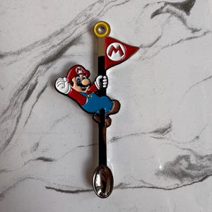 Puede incluir: Un letrero de madera rústica con el texto "Welcome to our home" en letras blancas. El letrero presenta un acabado envejecido y un diseño sencillo y acogedor, perfecto para un porche o entrada.