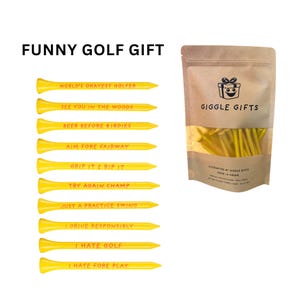 Op de afbeelding: Een set gele golftees met grappige teksten zoals "World's Okayest Golfer" en "I Hate Golf". De afbeelding toont ook een zak golftees met de tekst "Giggle Gifts". De tekst "Funny Golf Gift" staat bovenaan.