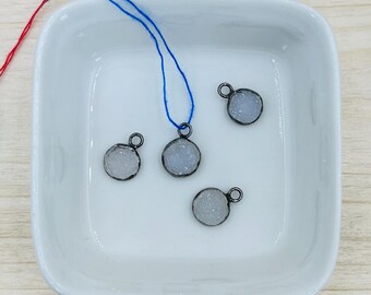 Druzy Charm w kształcie pełni księżyca