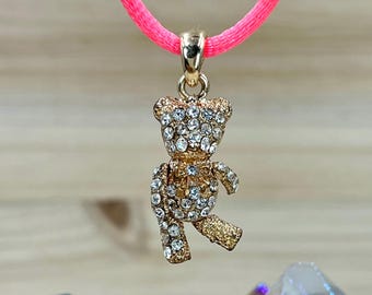 Amulet Misia Teddy Bear Ubrany W Kryształ Pave + Zawieszka z 24-karatowego Złota