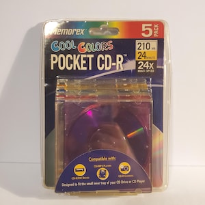 Puede incluir: Un paquete de cinco CD-R Pocket Cool Colors Memorex. El embalaje es de plástico transparente con un degradado arcoíris en la parte superior. Cada CD-R es morado. El paquete indica 210 MB, 24 minutos y 24x multi-velocidad.